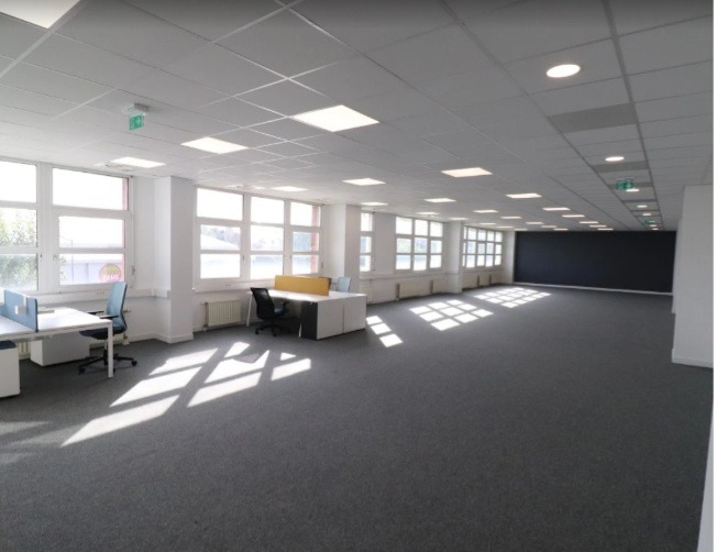 LOCATION ENTREPOTS/BUREAUX 1184 m²