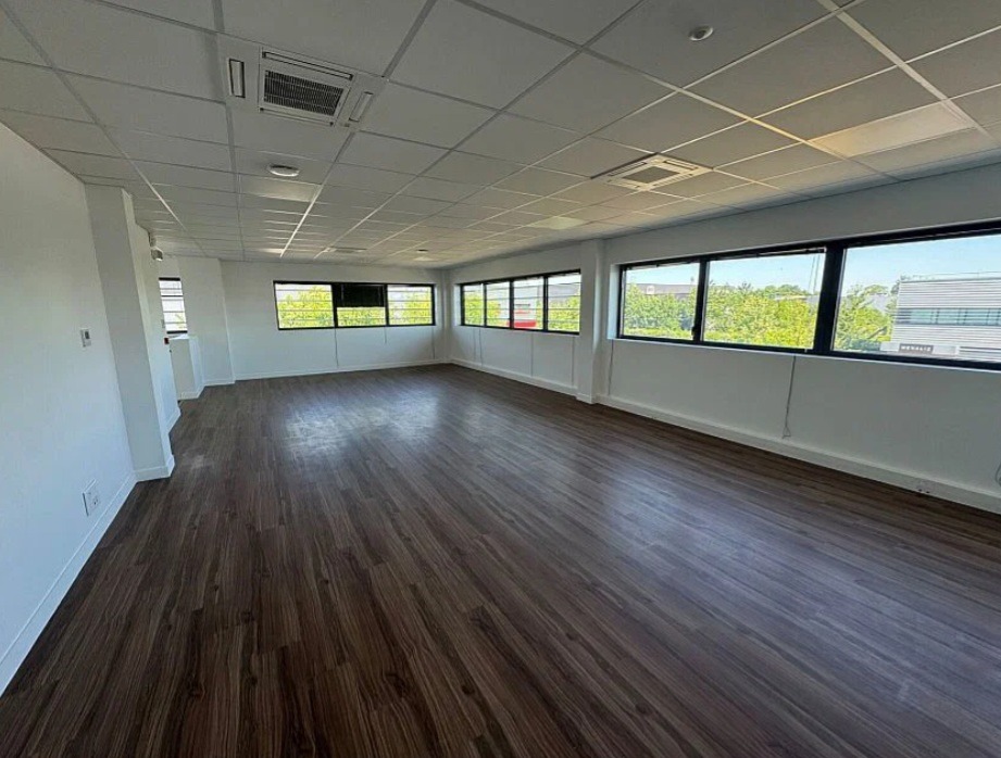 LOCATION ACTIVITES/BUREAUX 1448 m²
