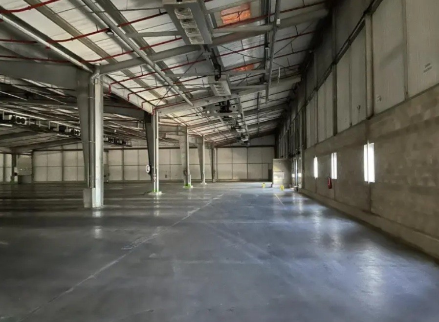 LOCATION ACTIVITES/ENTREPOTS 18372 m² SUR TERRAIN DE 45 000 m²)