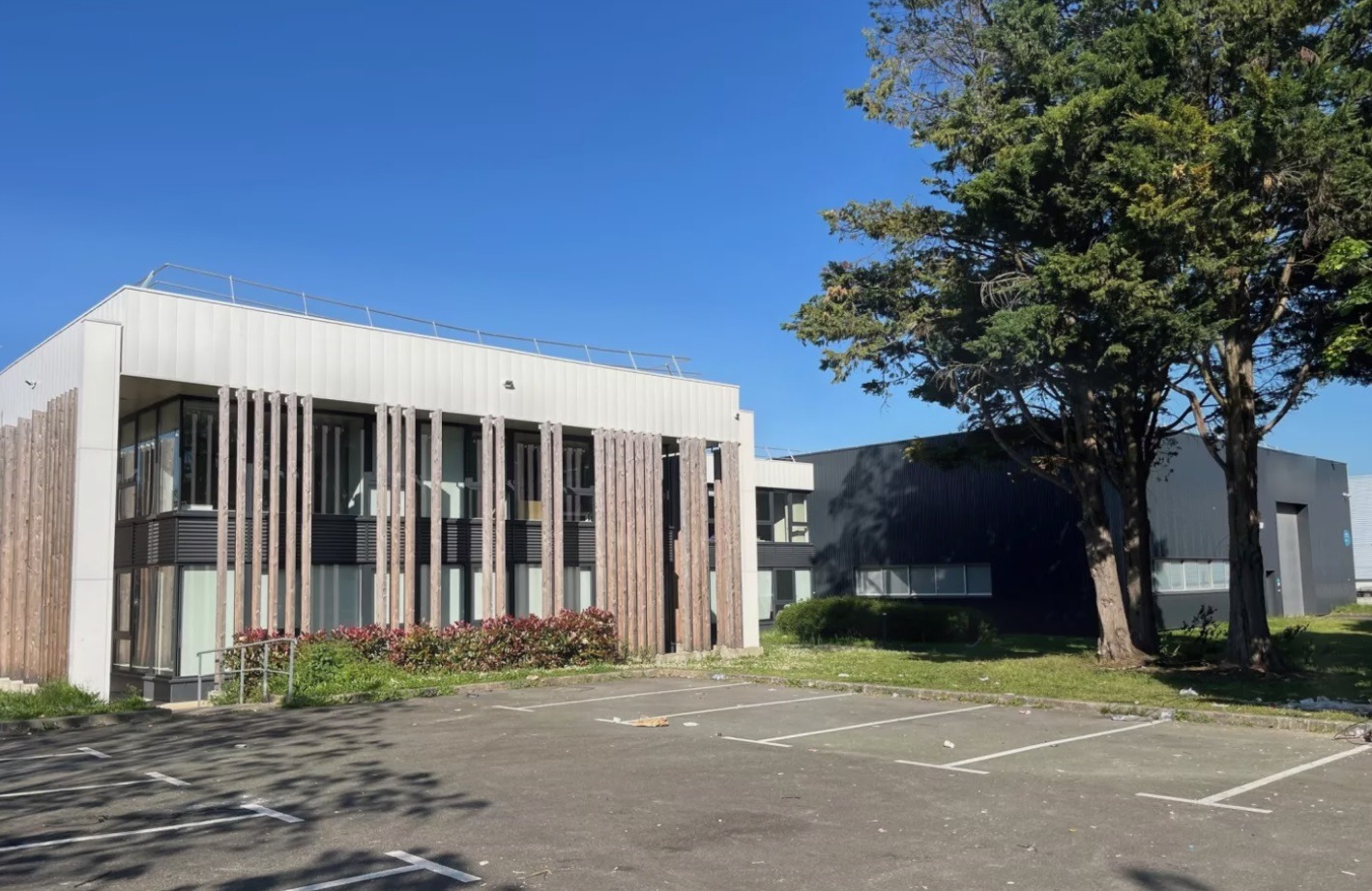 LOCATION ACTIVITES/BUREAUX 2250 m²