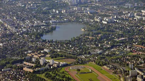 Vue aérienne d'Enghien-les-Bains et de son lac